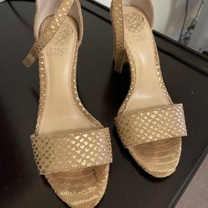 VINCE CAMUTO GOLD CHUNKY HEELS 5.5
